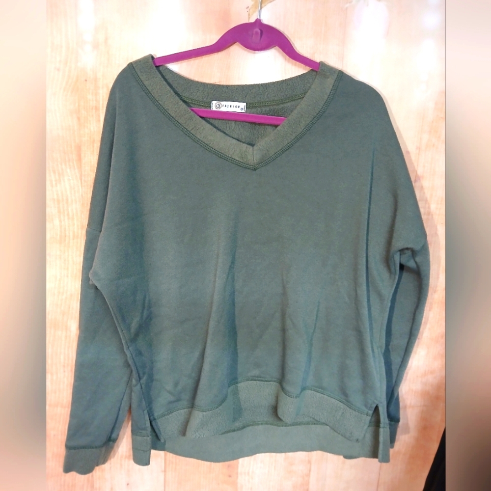 Gildan Green V-Neck Sweater Relaxed Fit